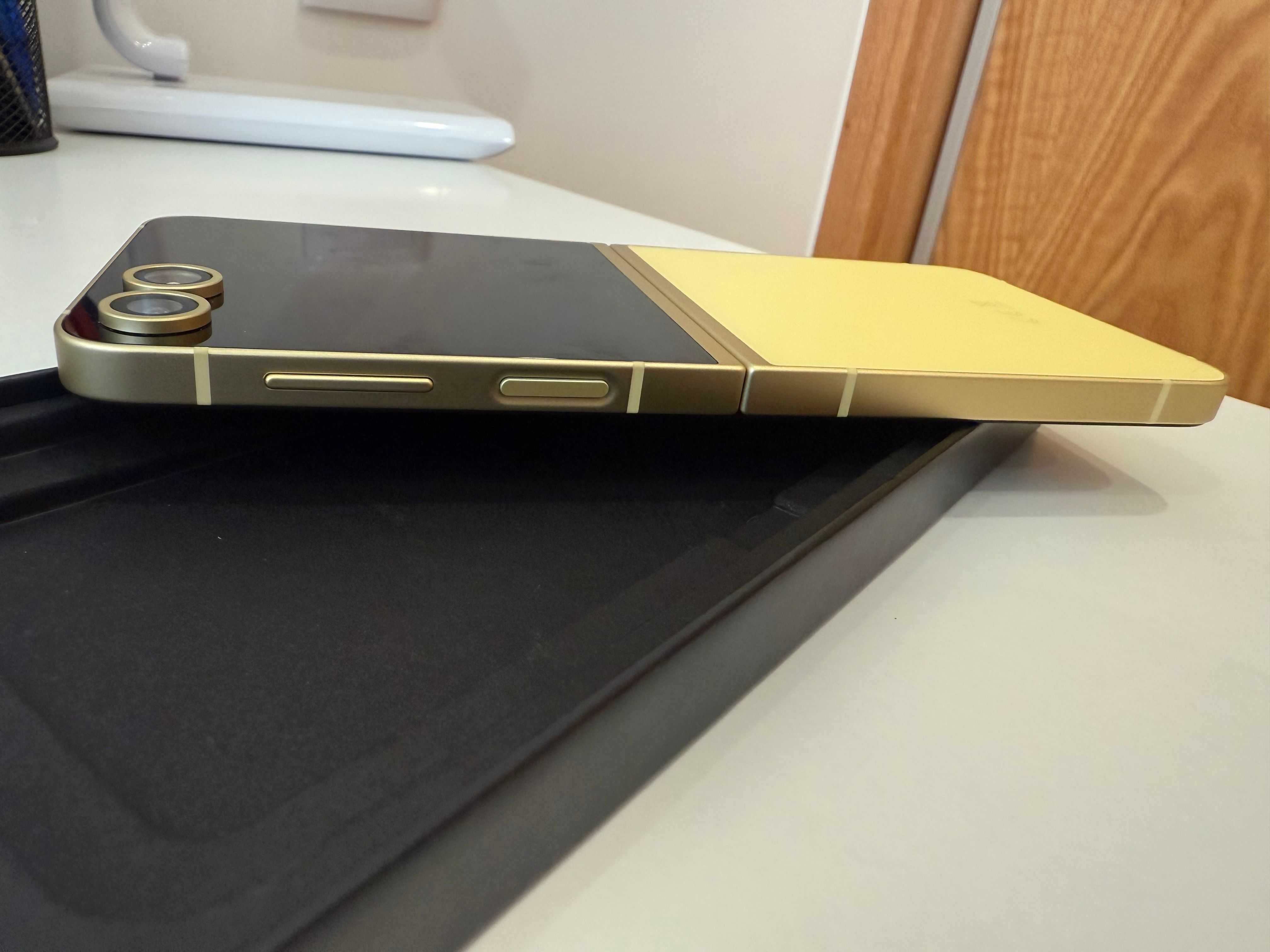 Galaxy Z Flip 6 256GB (como NOVO) inclui capas
