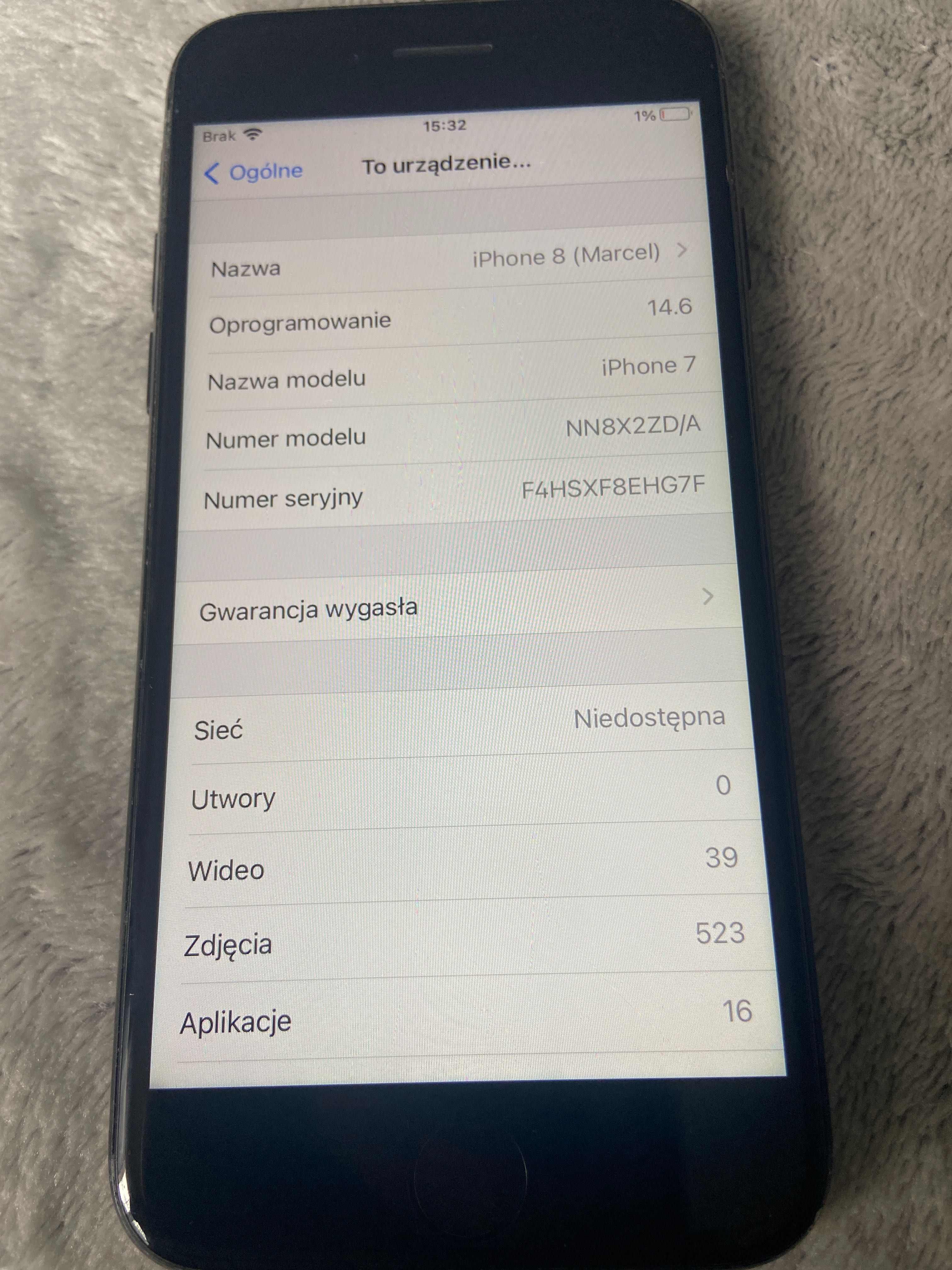 iPhone 7 32 GB Czarny + 4x Etui (w tym oryginalne Apple)