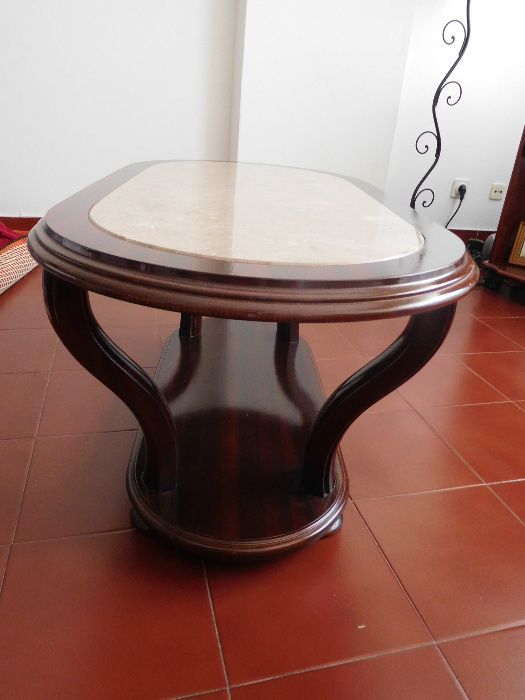 Mesa de centro oval em mogno com pedra mármore