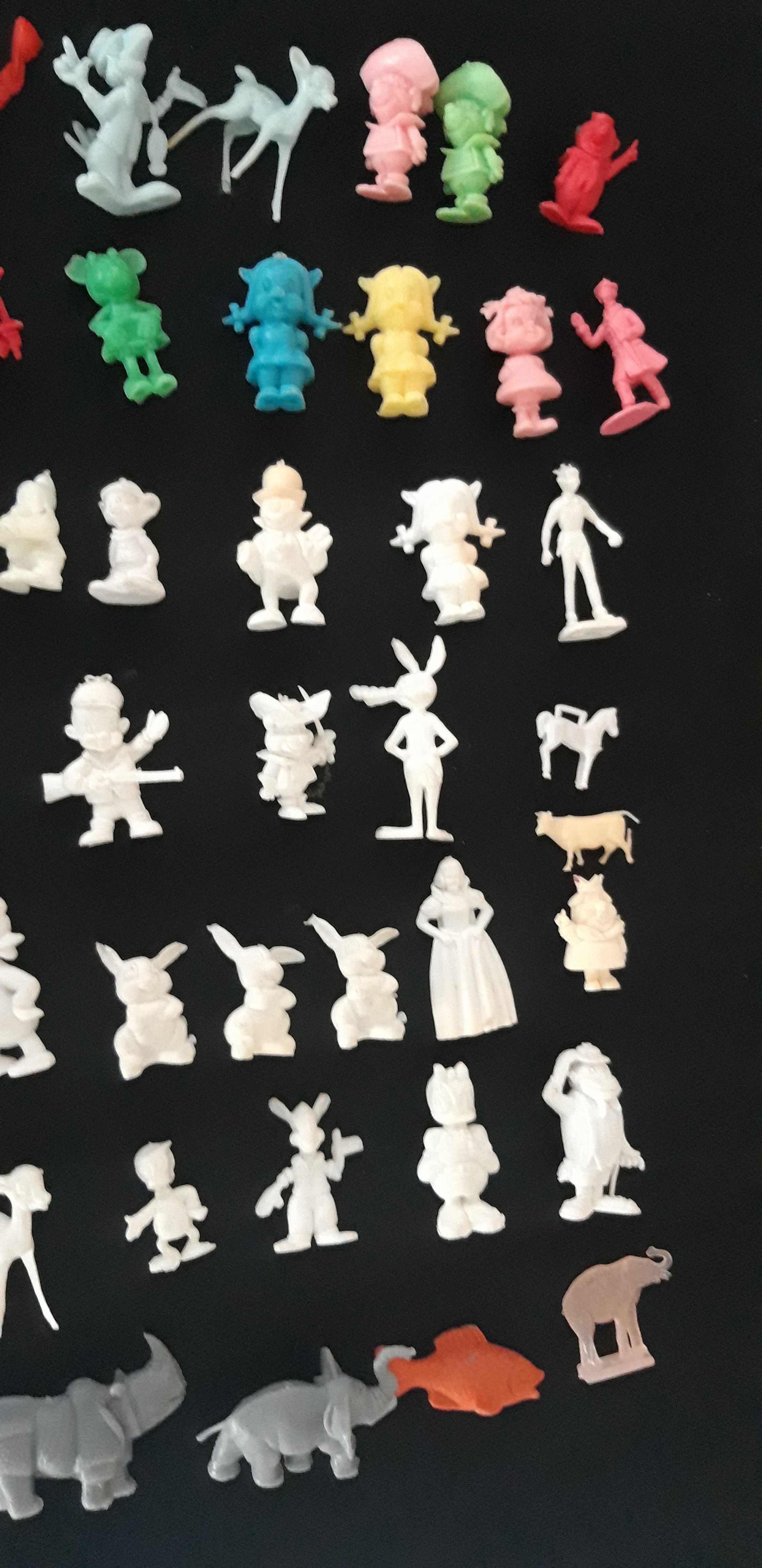 Figuras/bonecos monocromáticos disney e outros, brindes gelados olá