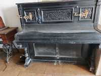 Stare pianino w dostatecznym stanie