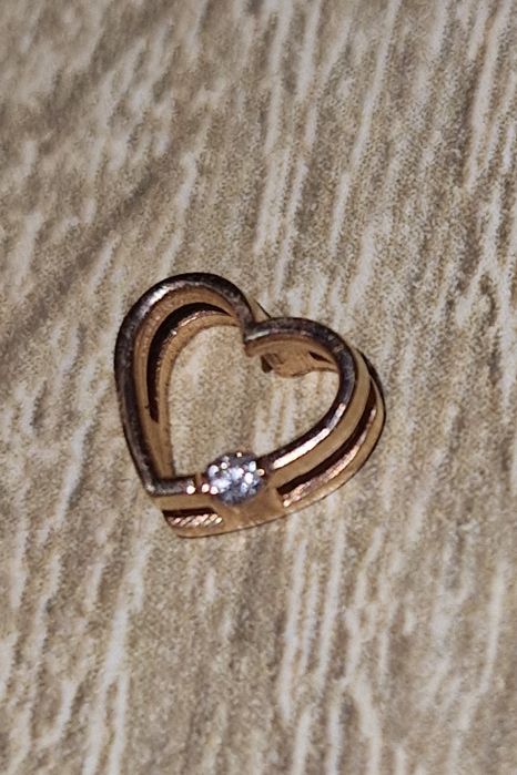 Золотий підвіс у формі серця з діамантом