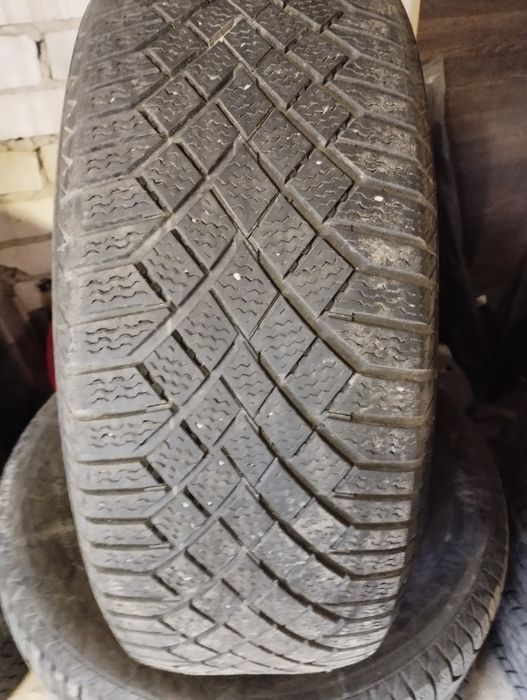 Шини 235 60 18 Continental зимові 7 мм