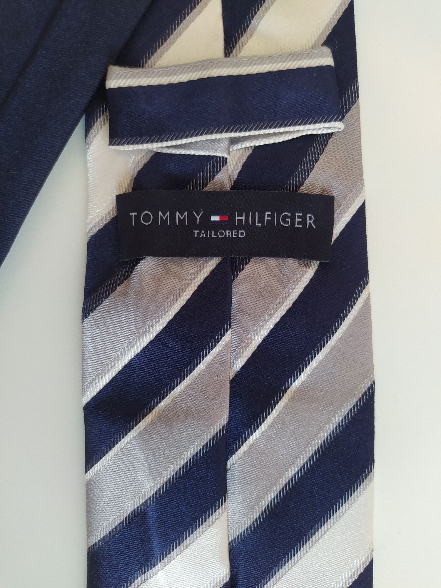 Tommy Hilfiger. Jedwabny krawat.