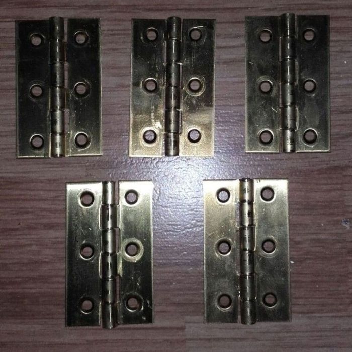 Dobradiças em latão