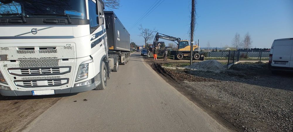 Usługi - Transport niskopodwoziowy, hakowiec, transport zbóż, wywrotka