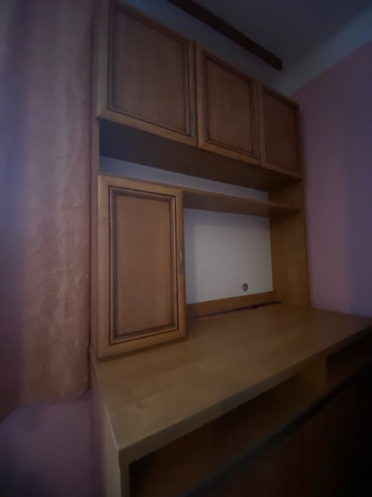 Pólka na telewizor z winklem