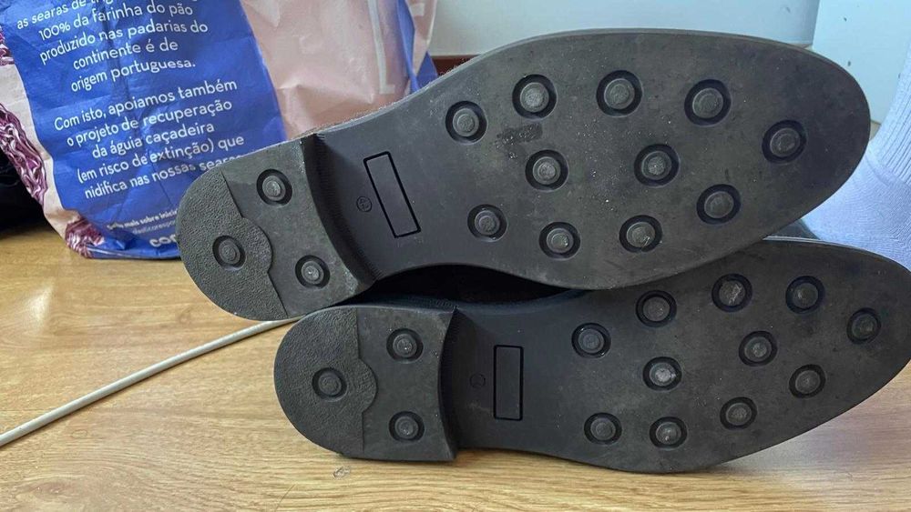 Botas Homem- castanho escuro tam 44- praticamente novo!