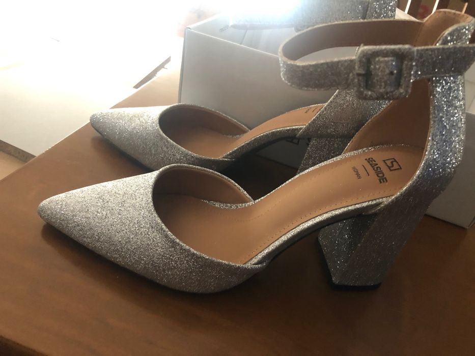 Sapatos de senhora prateados