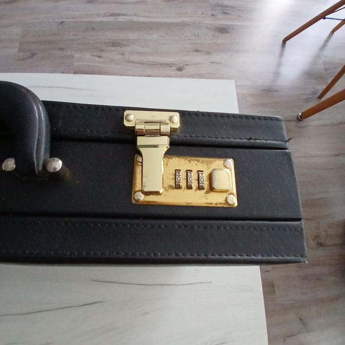 Walizka na szyfr neseser , aktówka. Czarna.