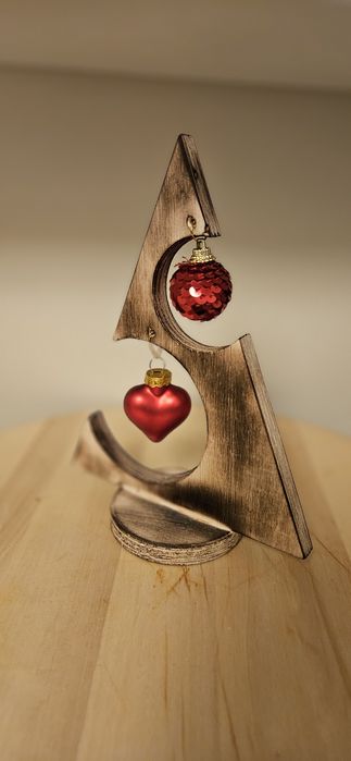 Choinka drewno dekoracje świąteczne  bąbki lampki ozdoby prezent