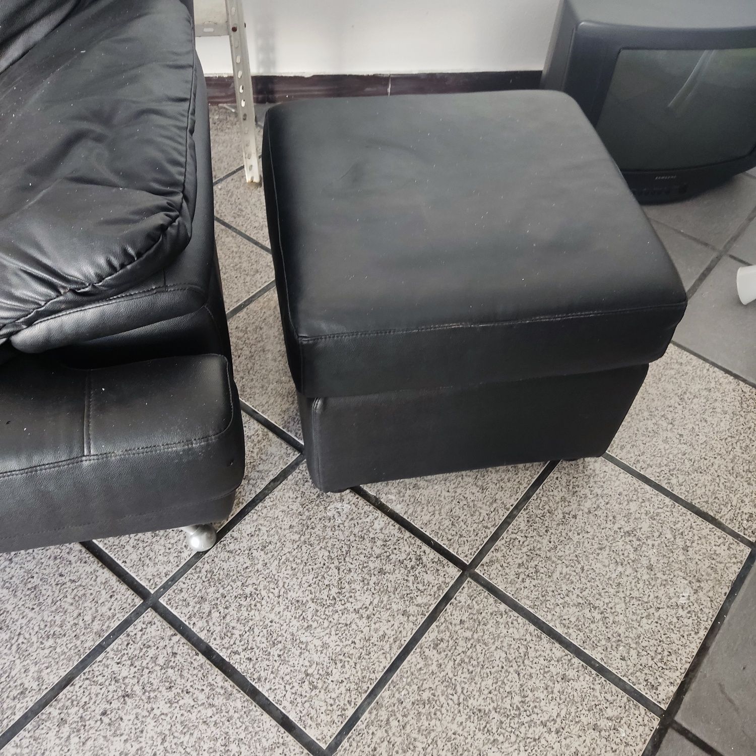 Vendo Sofá duplo e poltrona individual e Puff em pele.