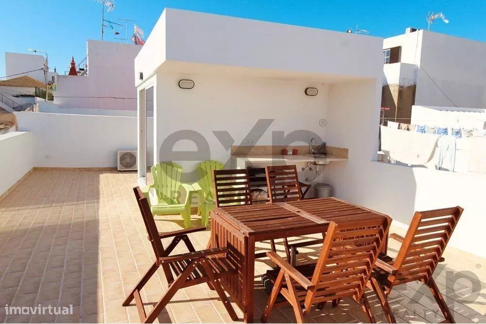 "Vila Elegante: Paraíso Moderno na Fuseta"