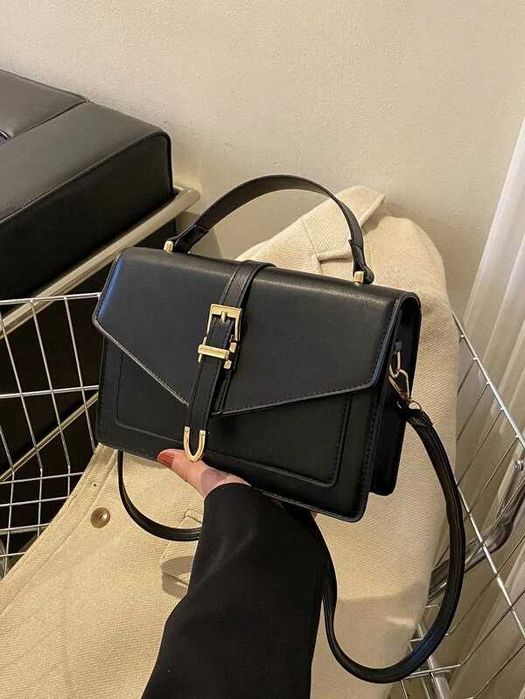 Czarna torebka z eleganckim klapkowym zamknięciem