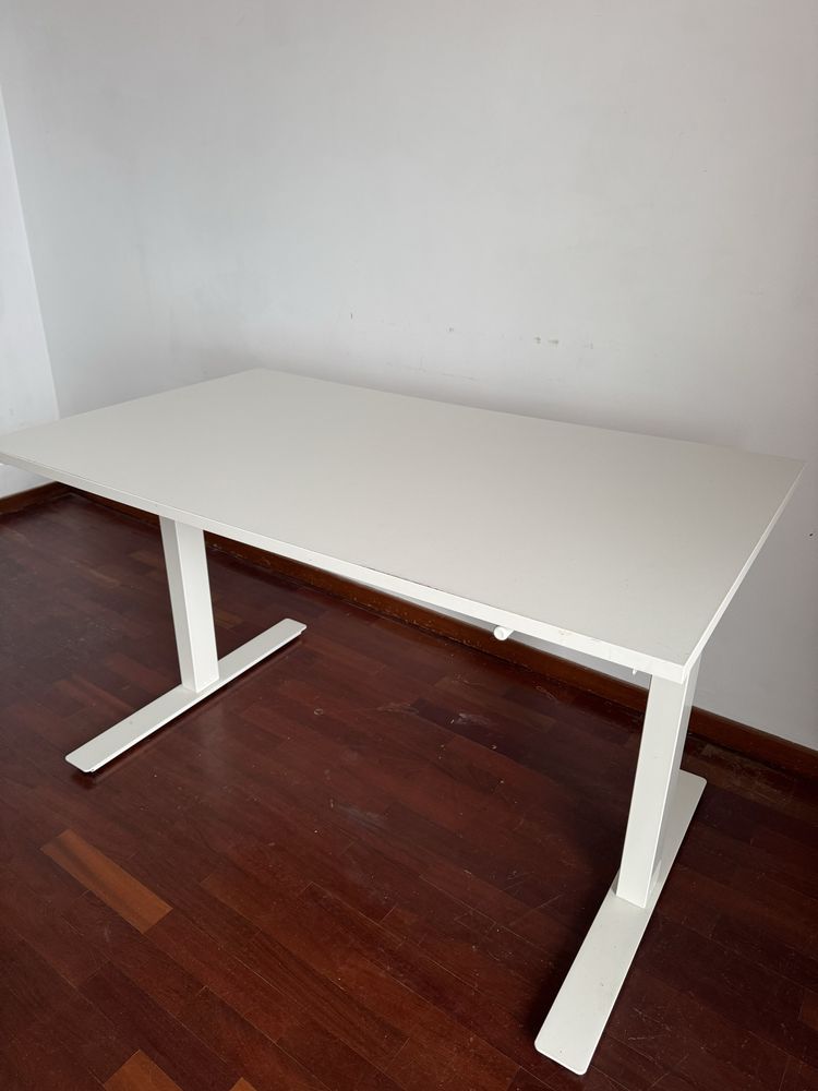 Secretária com altura regulável manual - Marca Ikea