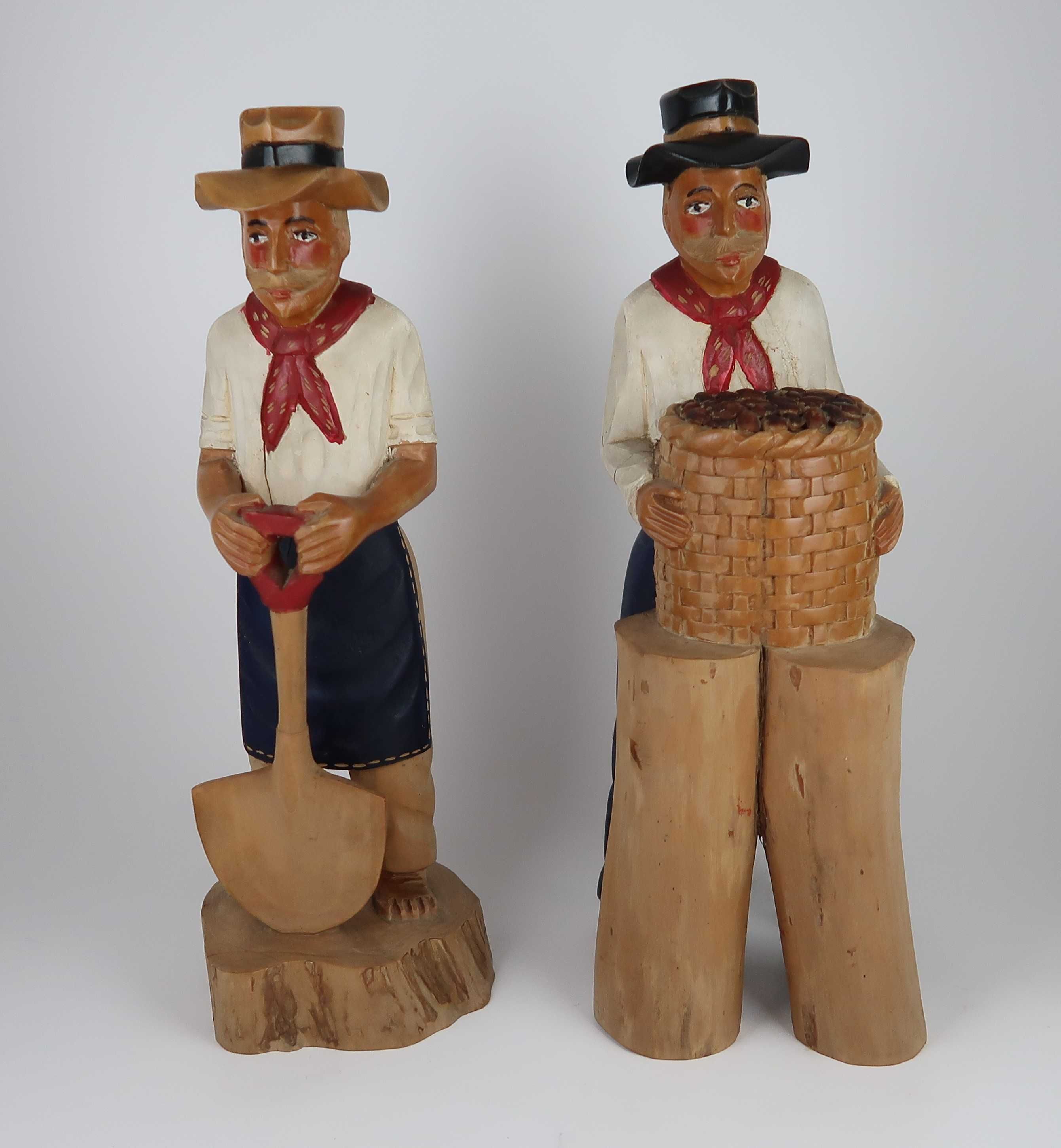 2 Esculturas em madeira esculpida
