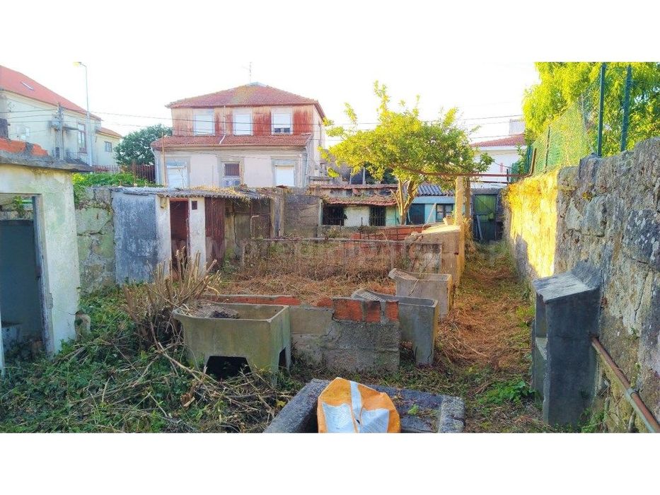 Terreno com 2 frentes, junto ao Hospital de S. João