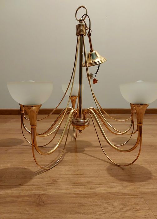 Żyrandol w kolorze złotym