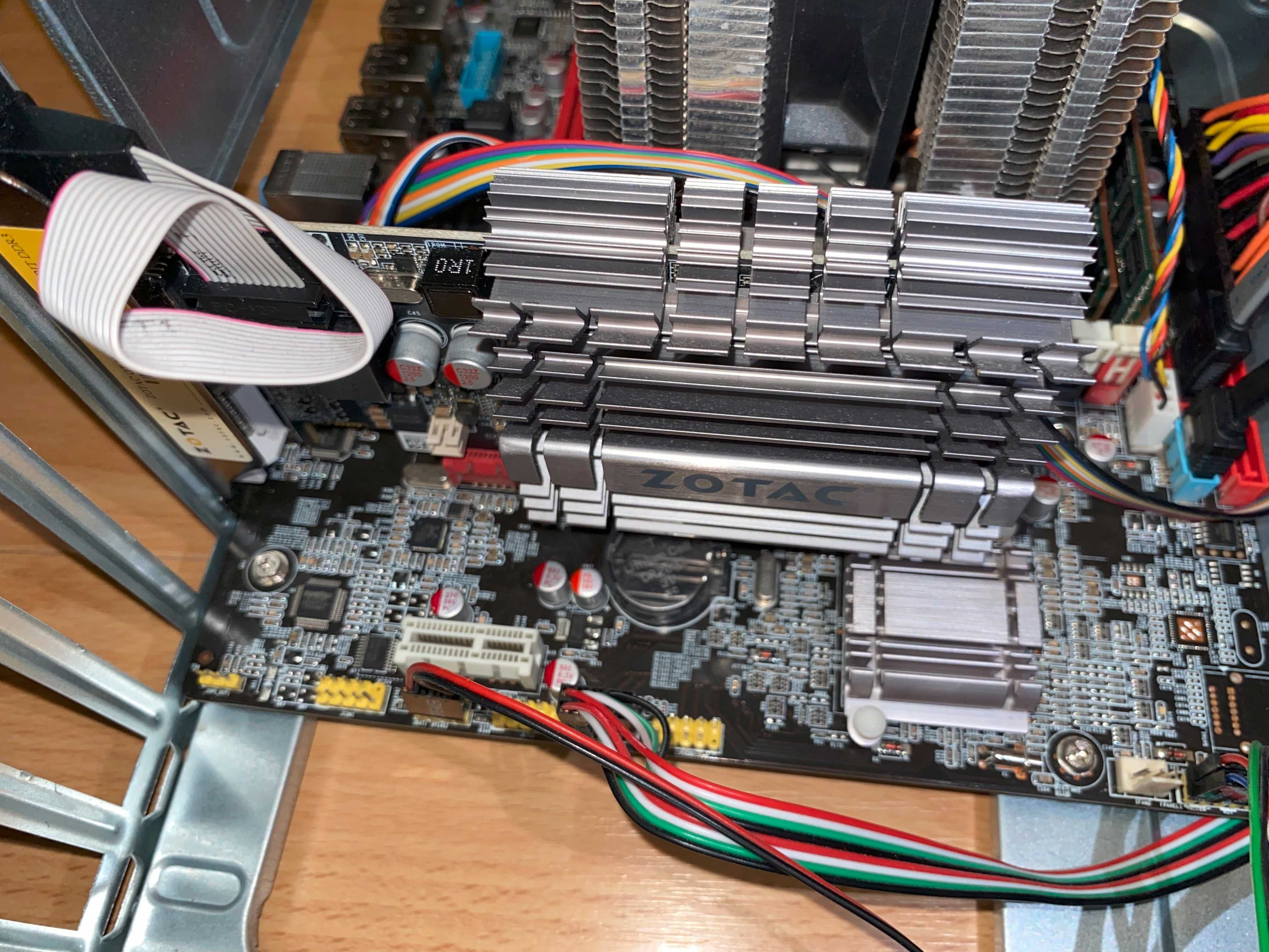 Komputer GeForce® GT 730 4GB Zone Edition SSD 120 GB HDD 1TB + Monitor