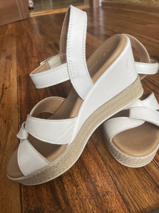 Босоніжки шкіряні