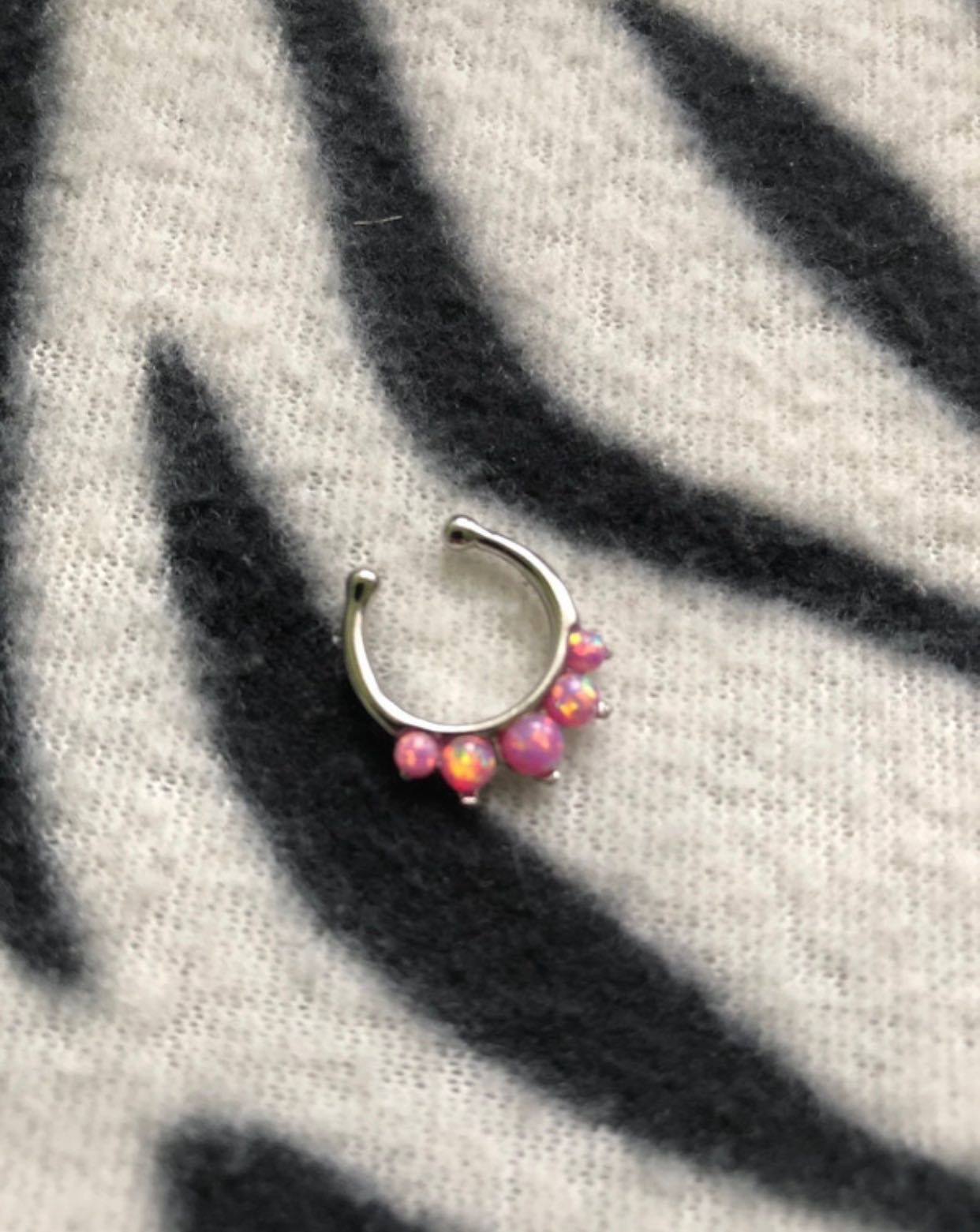 Fake septum piercing z opalami