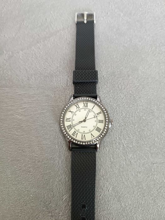 Srebrny zegarek z cyrkoniami na gumowym pasku Quartz