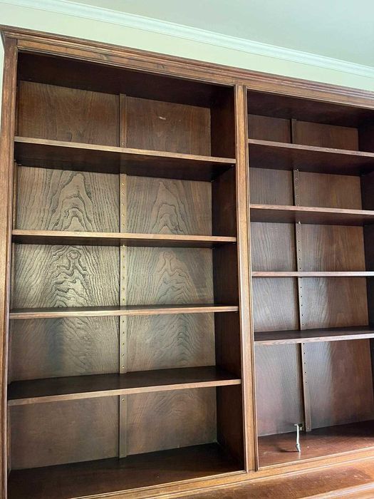 Móvel antigo de madeira maciça