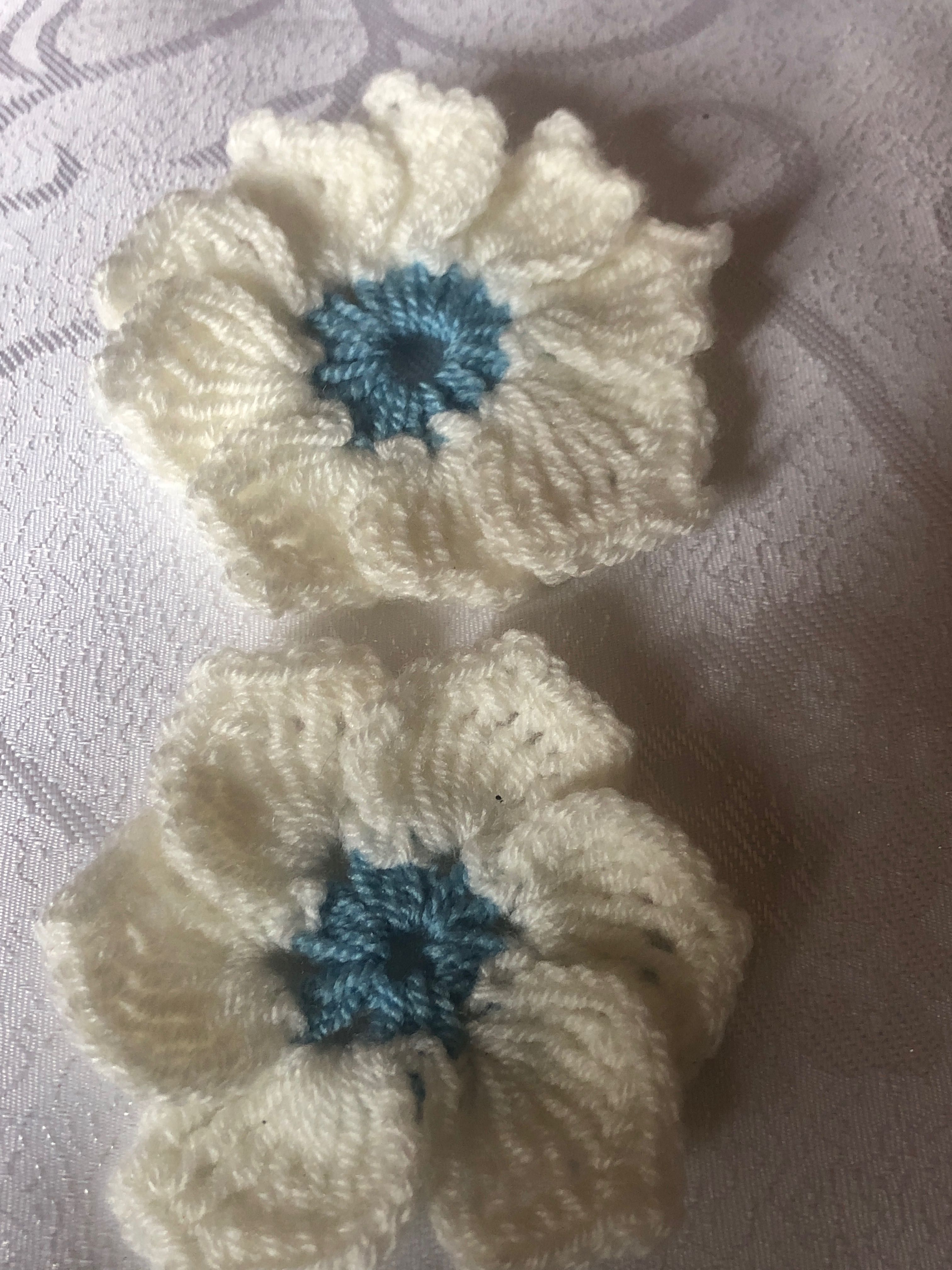 kwiatki na szydełku,wielkość 6-8 cm , szydełko ,do ozdób , wstawek