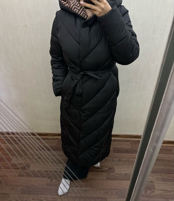 Довгий зимовий пуховик