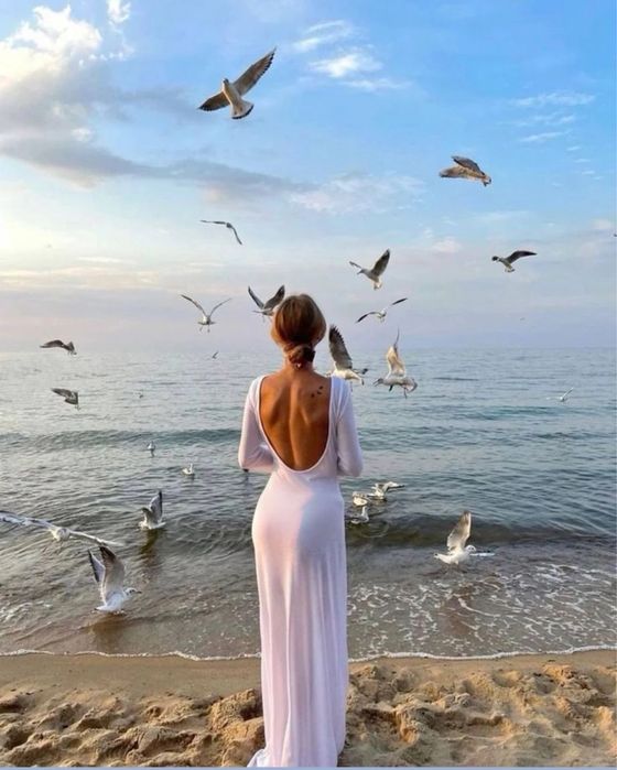 Біла пляжна сукня з відкритою спиною