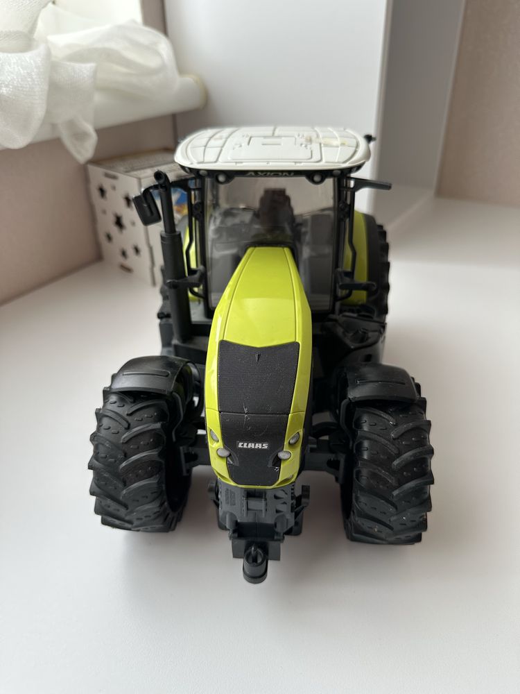 Трактор Bruder Claas Axion
