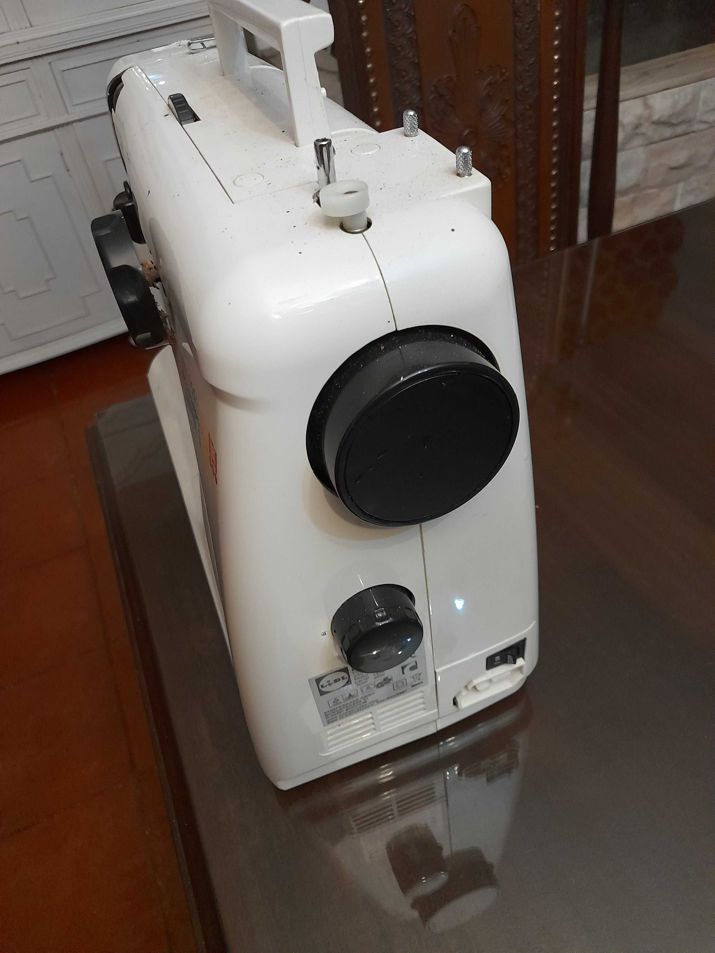 Máquina de costura nova.