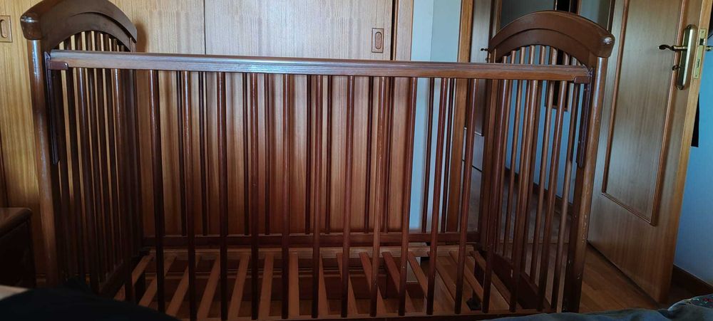 Berço em madeira maciça