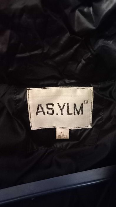 Продам
Чорна подовжена куртка-пуховик