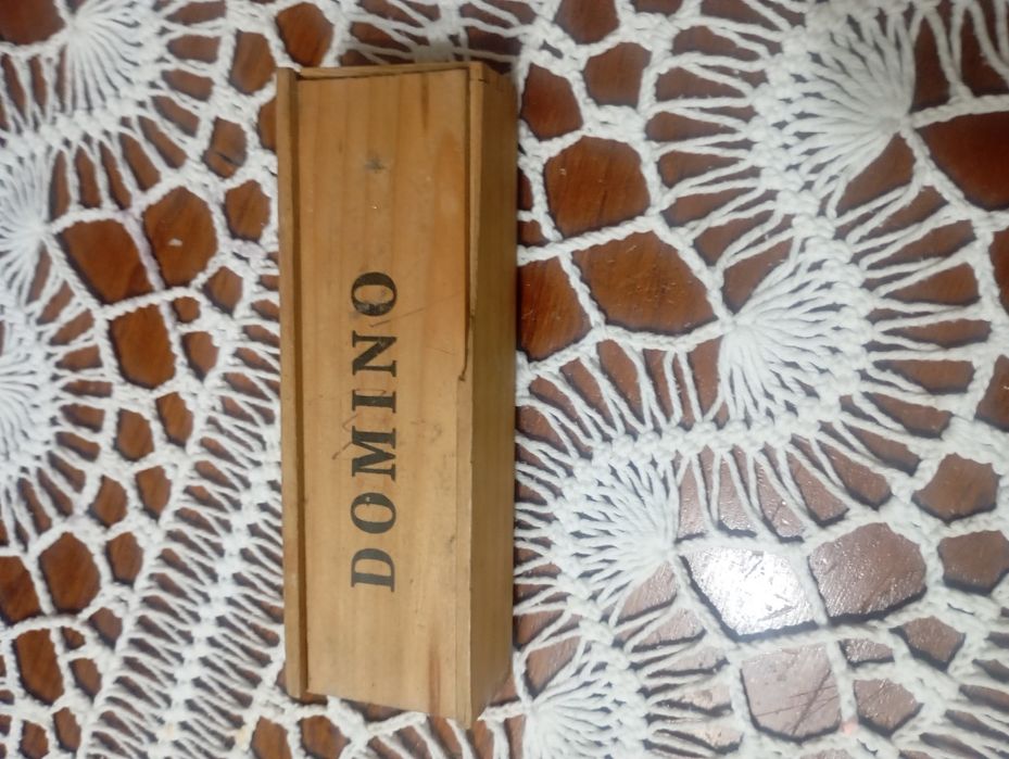Vendo caixa dominó antigo muito bom estado