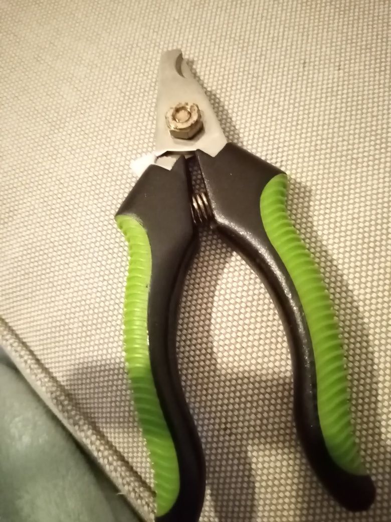 utensílios para animais( bebedouro, tesoura, Lima a pilhas)