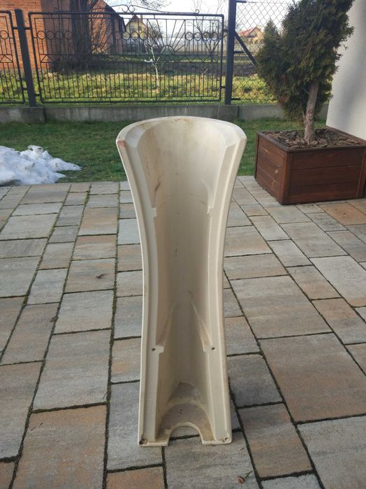 Porcelanowa noga pod umywalkę