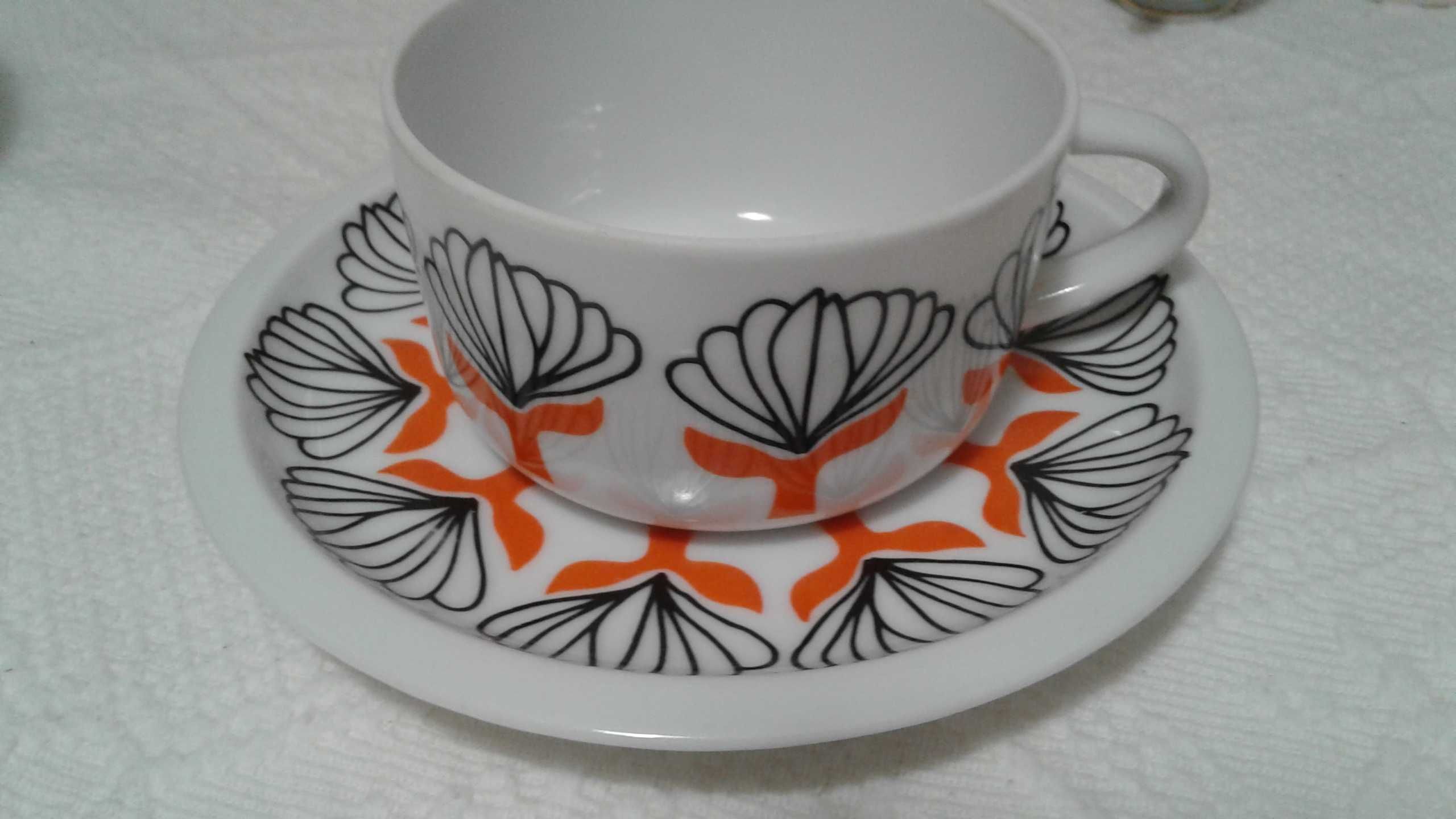 Conjunto de uma chávena e pires. Antiguidade. SPAL