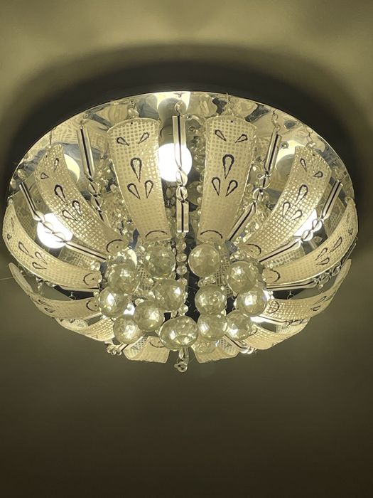 Продам люстру