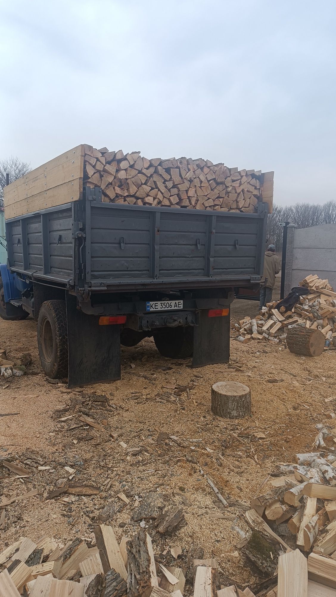 Продам Дрова  Дуб граб ясень.Возможен опт.