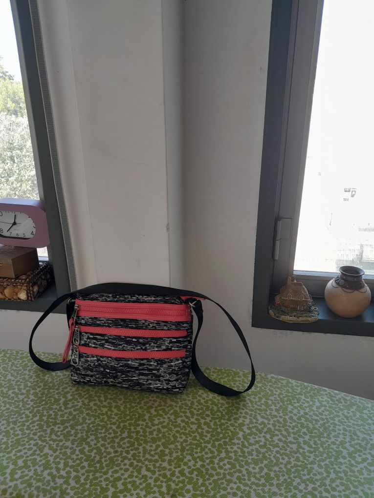 Vendo Mala de Senhora muito bonita como nova
