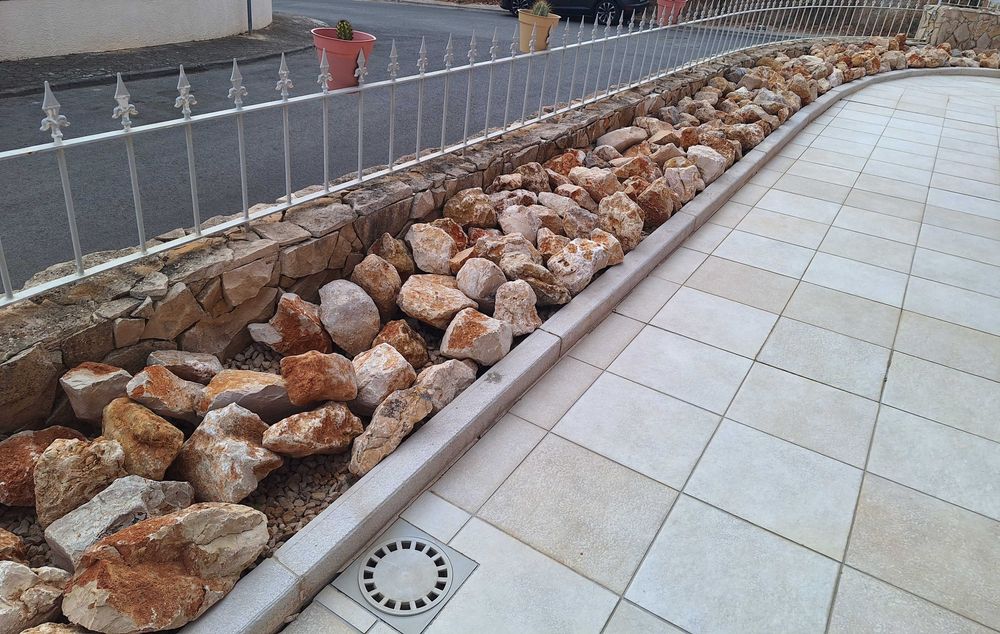 Ofereço pedras de jardim