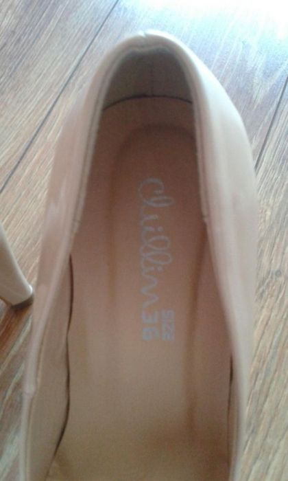 Lakierowane czółenka Cropp