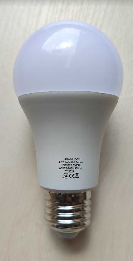 Светодиодная LED лампа 10Вт с датчиком движения и сумеречным датчиком