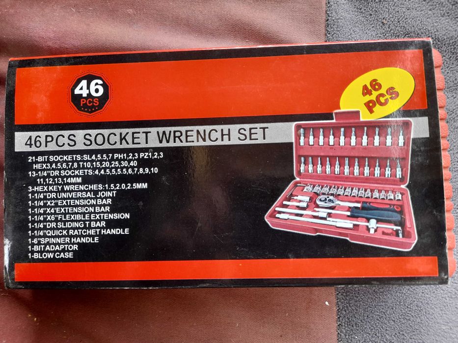 Набір головок ключів в кейсі з тріскачкою та викруткою з подовжувачами