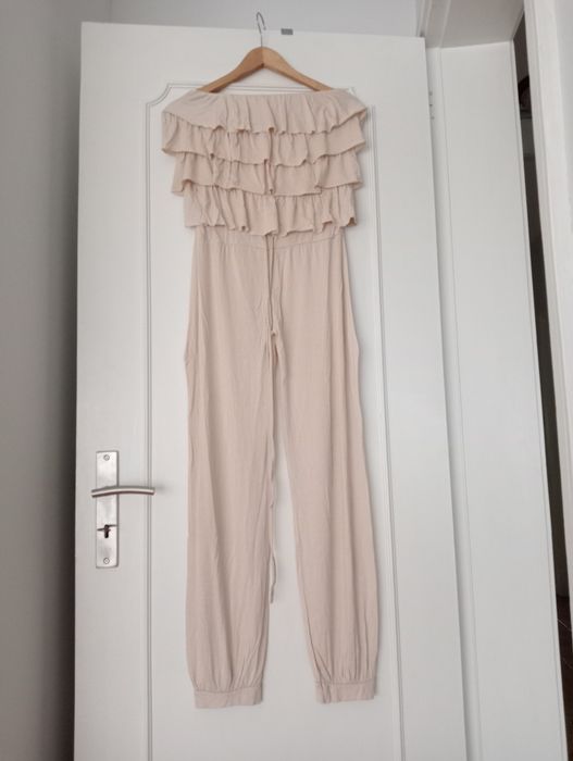 Macacão beje com folhos