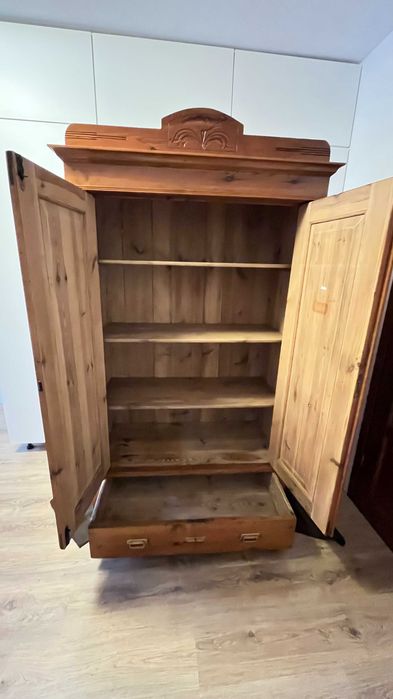 Odnowiona piękna drewniana szafa, eklektyczna