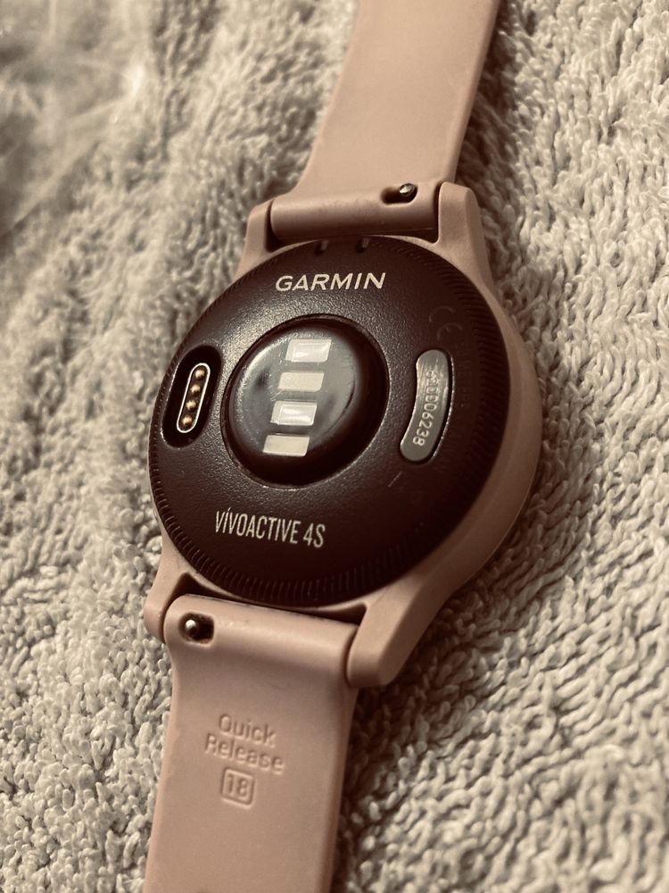 Garmin Vivoactive 4s różowy złota tarcza i zapięcie