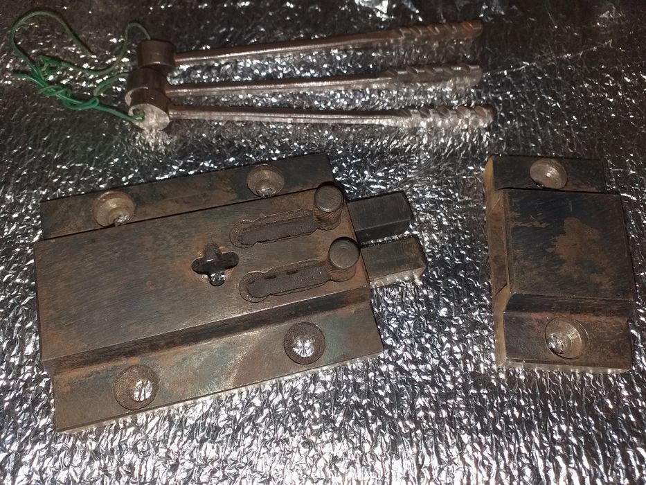 Продам замок на гараж Рейка обратку в металле.