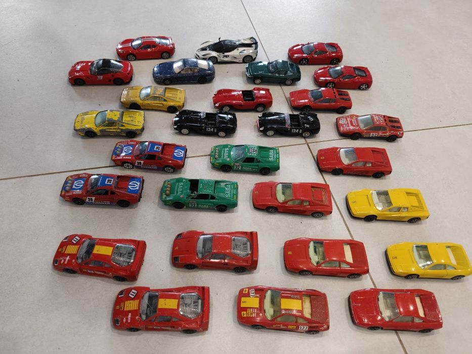 28 starych vintagevmodeli ferrari od Bburago 1:43